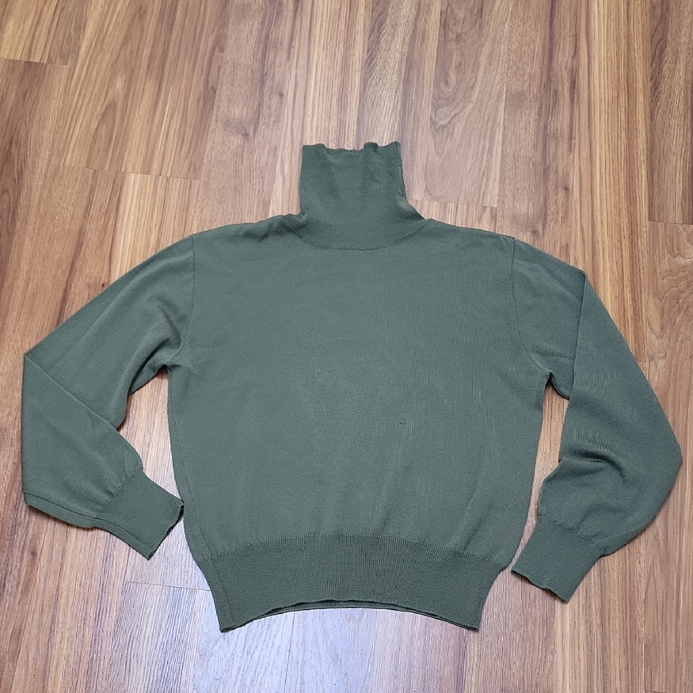 Olivers Olive Turtleneck Sweater 100% Wool. Made In Italy.